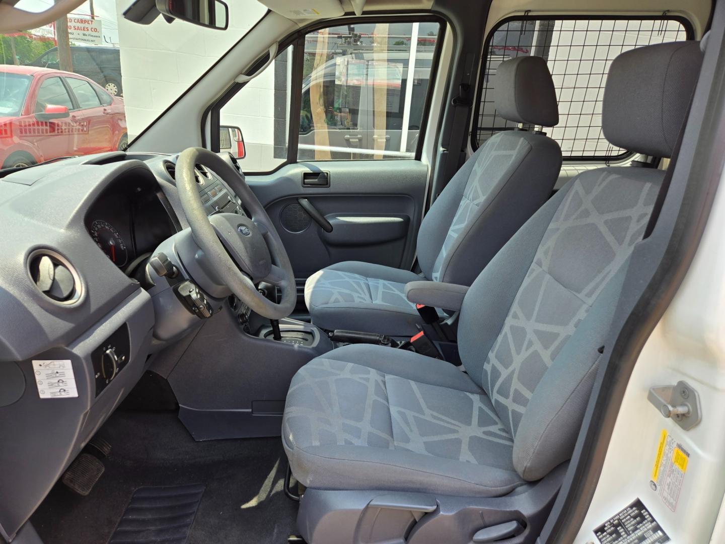 2013 WHITE /BLACK Ford Transit Connect XLT Wagon (NM0KS9BN5DT) with an 2.0L L4 DOHC 16V engine, 4-Speed Automatic transmission, located at 503 West Court, Seguin, TX, 78155, (830) 379-3373, 29.568621, -97.969803 - Photo#4